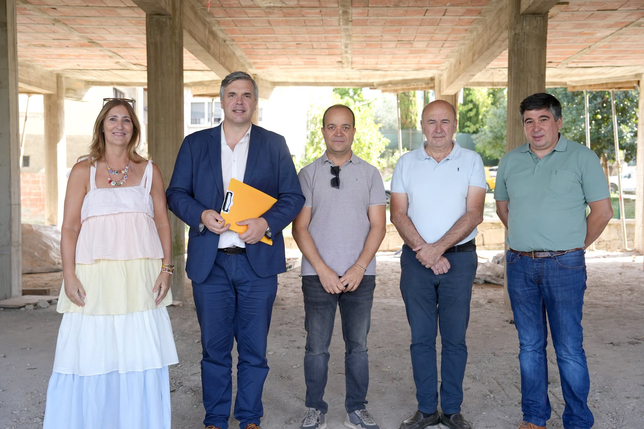 Executivo Municipal com empreiteiro da obra consignada