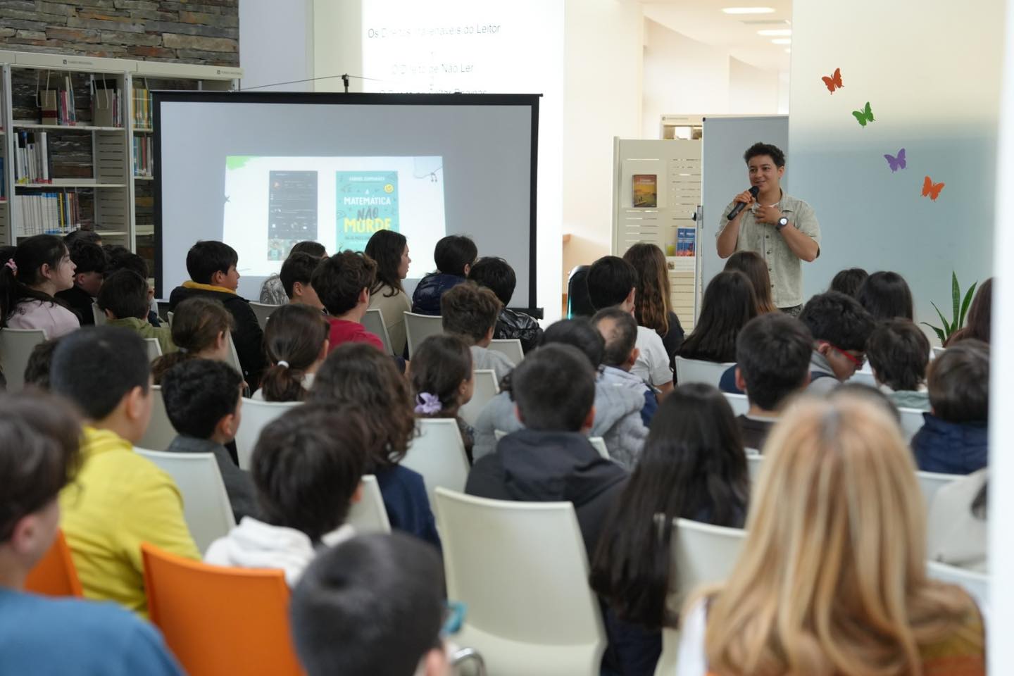 Gabriel Guimarães com alunos de Mondim