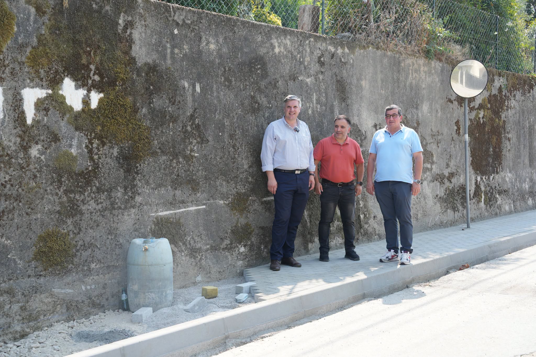 Presidente da Câmara na visita à obra dos passeios de Vilar de Viando