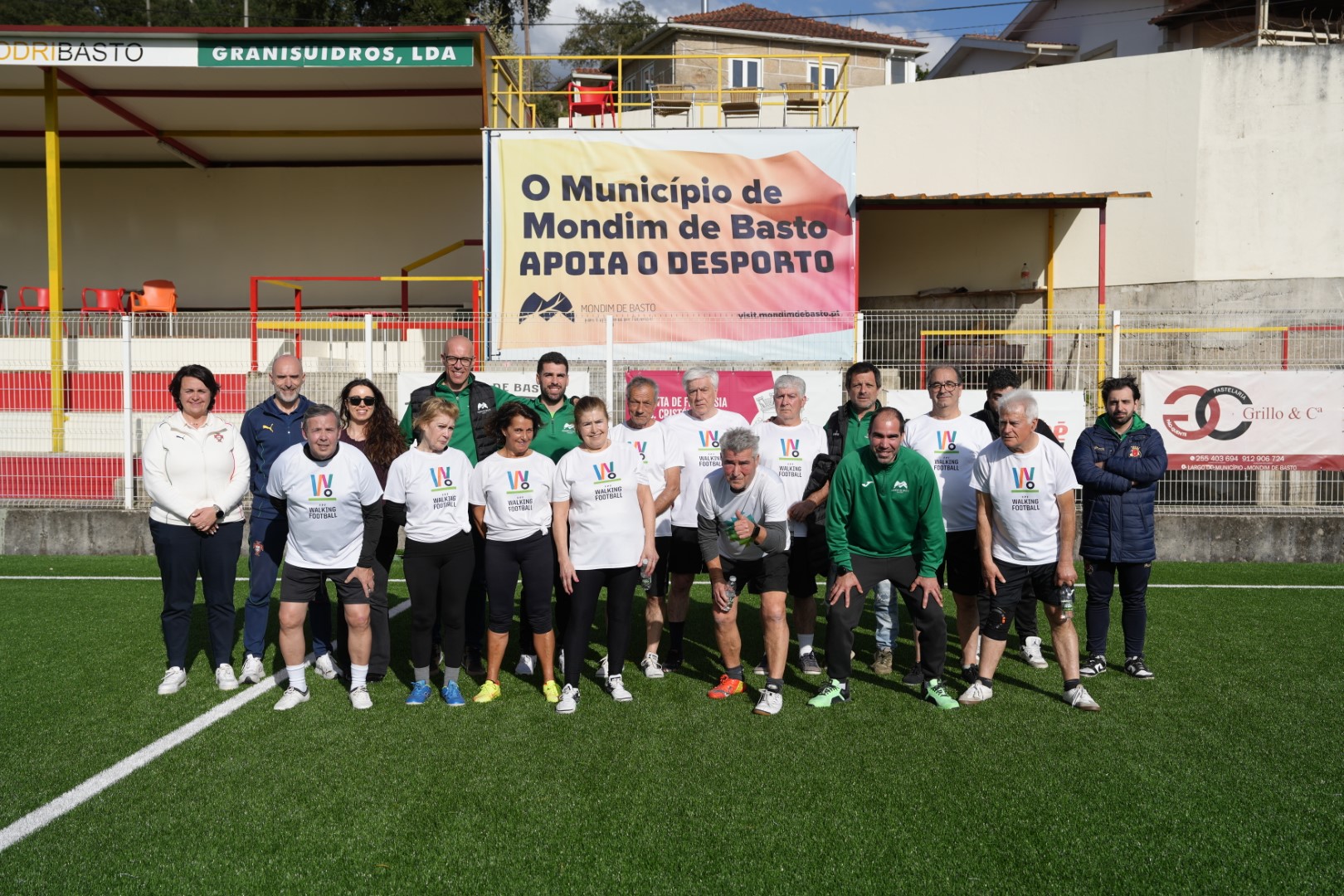 Grupo de atletas e treinadores do Walking Football