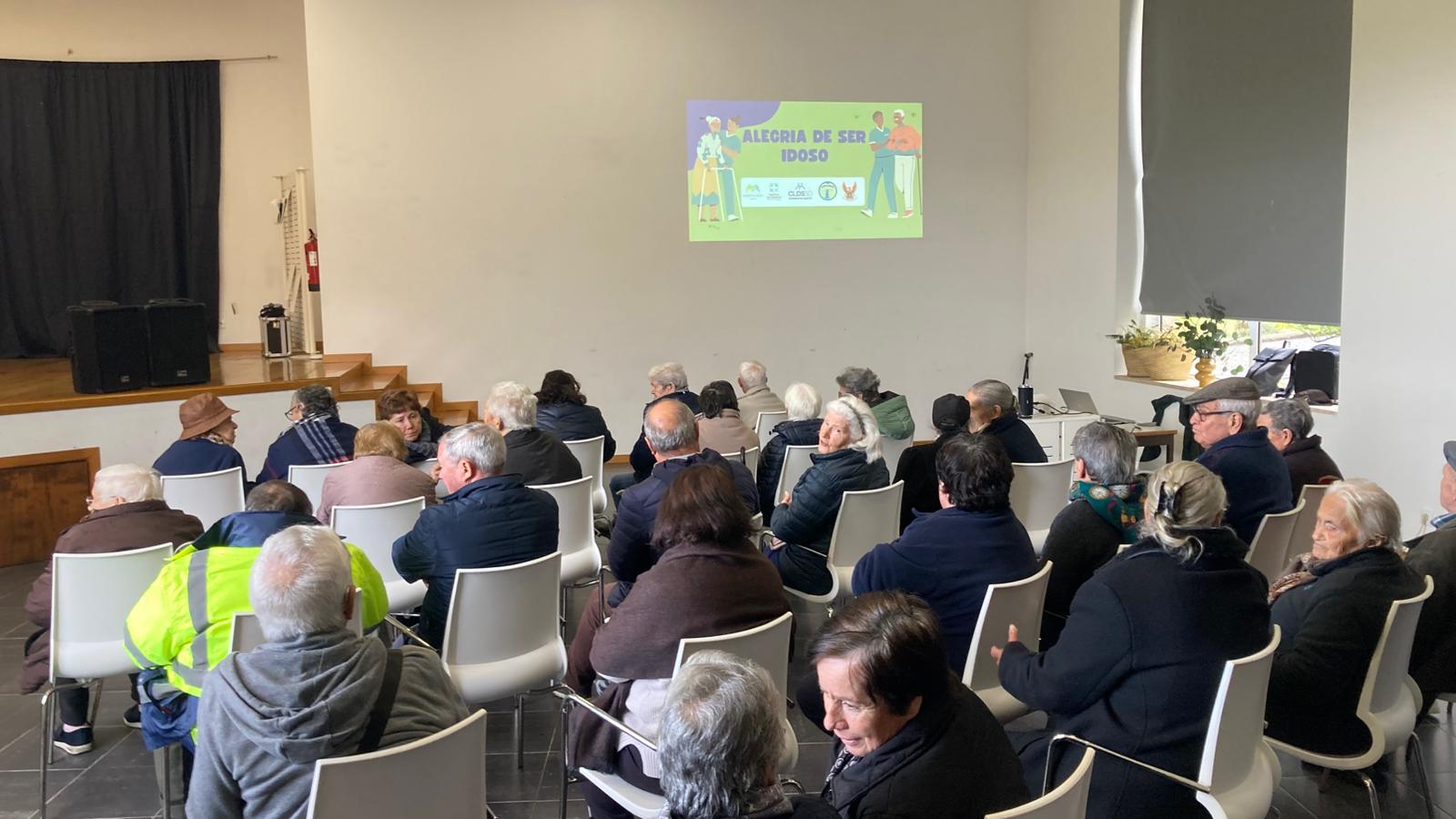 Sala cheia de idosos