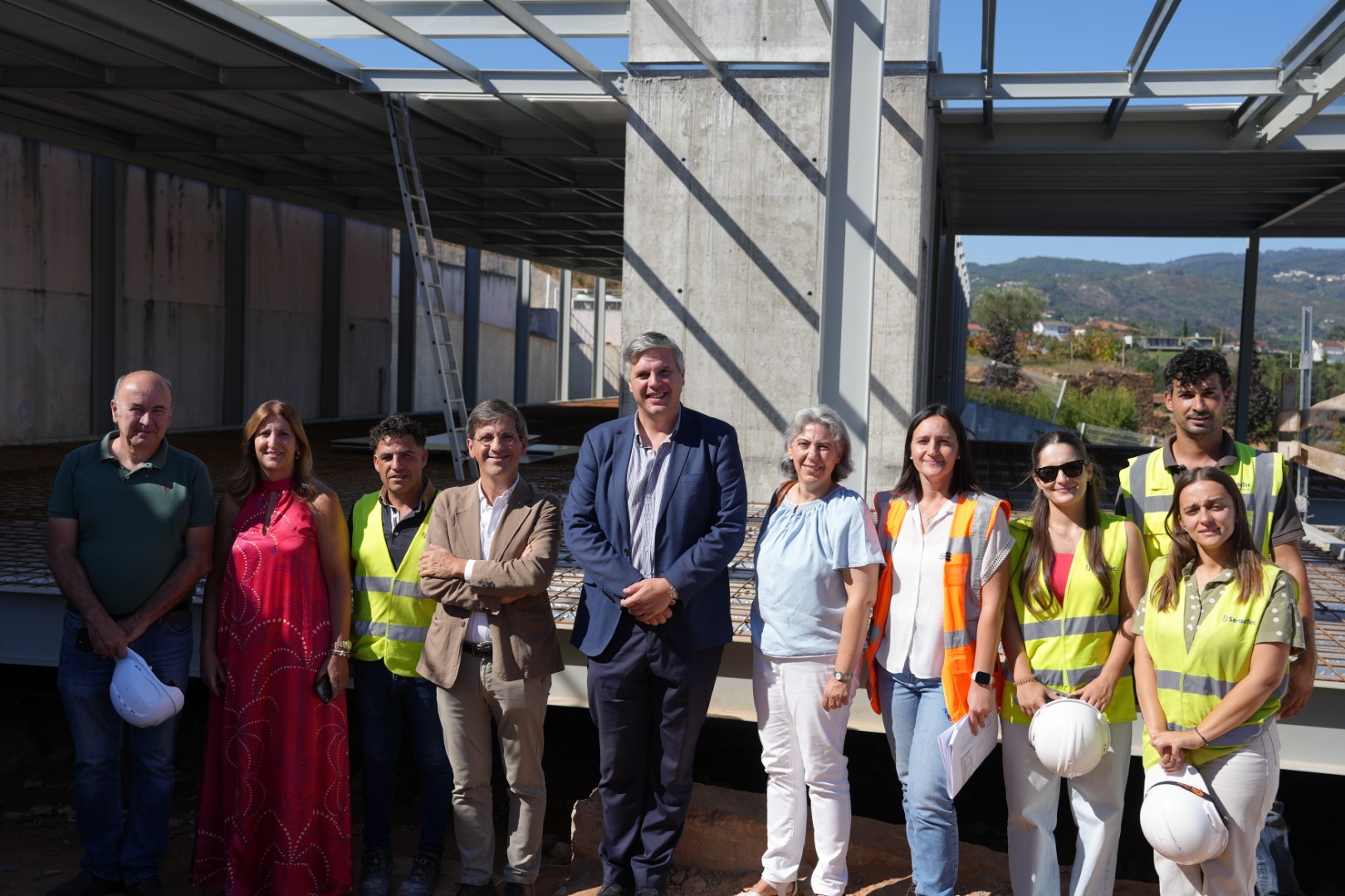 Executivo Municipal com Diretor da Segurança Social na obra da Creche Municipal